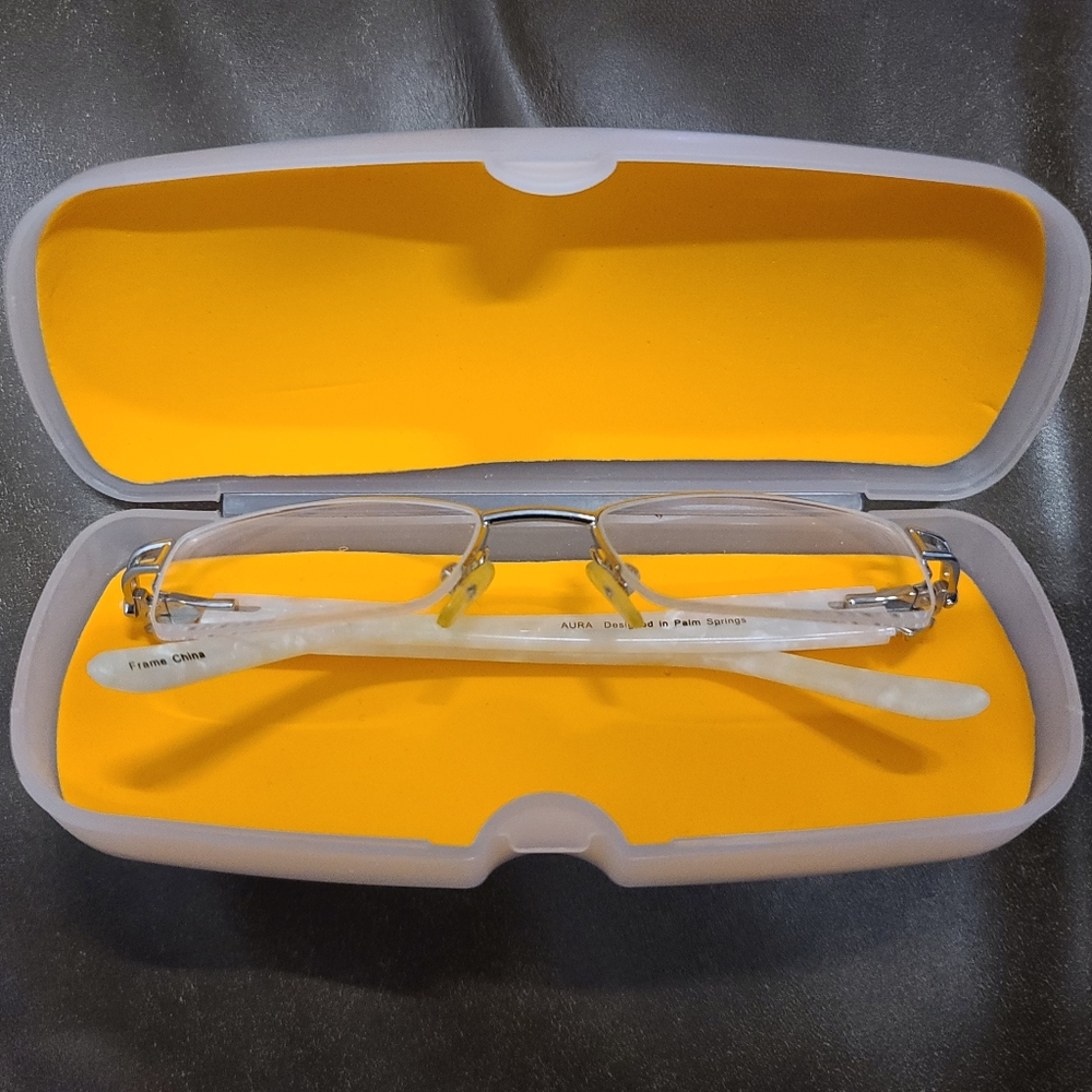 Stanton glasses and case